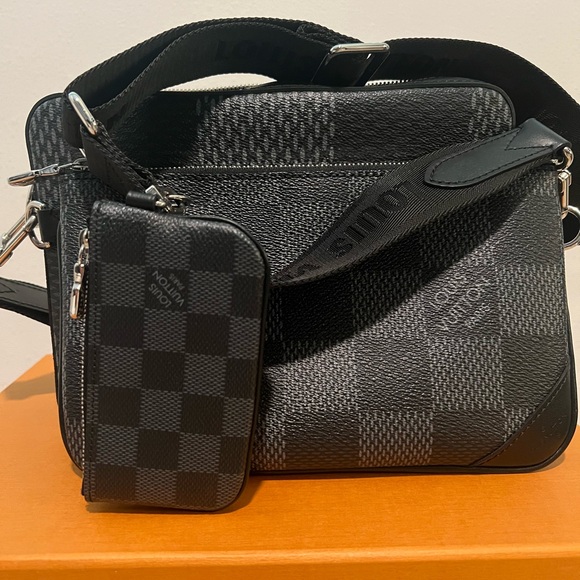 LV TRIO MESSENGER MENS. Good as Brand new. Comes with receipt and box. - Picture 4 of 7